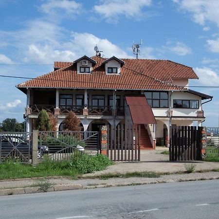Motel Imperija Ub Exterior photo